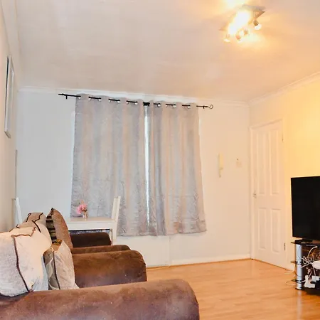 2 Bed With Well Equipped Kitchen Perfect For Group Or Family Apartment *
