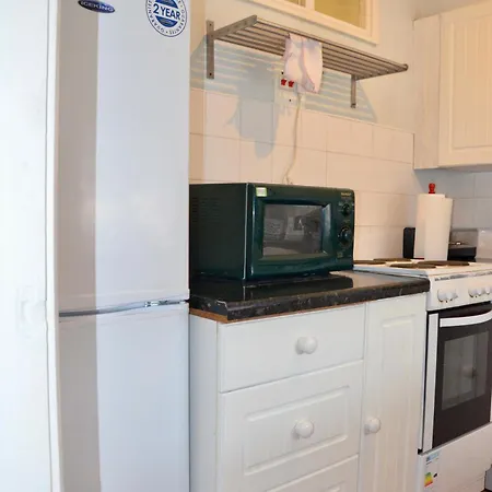2 Bed With Well Equipped Kitchen Perfect For Group Or Family Apartment